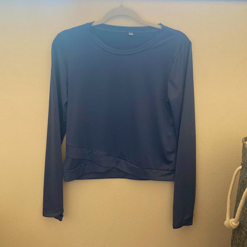 2 Cropped long sleeve workout top